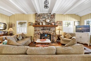 小屋, 多张床, 露台, 山景 (2360) | 起居区