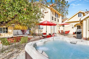 Hytte, flere senger, terrasse, fjellutsikt (2360) | Utendørsservering