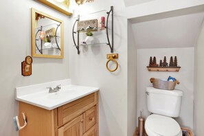 Hytte - flere senge - terrasse - bjergudsigt (2361) | Badeværelse | Designertoiletartikler, håndklæder, Toiletpapir