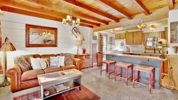 Huisje, 1 kingsize bed met slaapbank, bubbelbad, uitzicht op bergen (1933) | Woonruimte | Een open haard