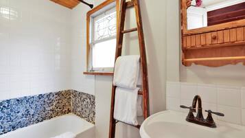 Huisje, 1 kingsize bed met slaapbank, bubbelbad, uitzicht op bergen (1933) | Badkamer | Designer toiletartikelen, handdoeken, toiletpapier