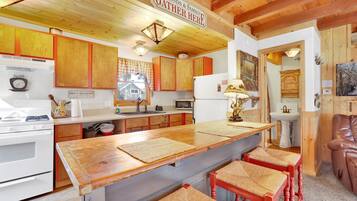 Huisje, 1 kingsize bed met slaapbank, bubbelbad, uitzicht op bergen (1933) | Privékeuken | Een koffiezetapparaat/waterkoker