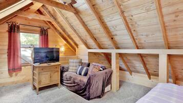 Huisje, 1 kingsize bed met slaapbank, bubbelbad, uitzicht op bergen (1933) | 1 slaapkamer, individueel gedecoreerd, individueel gemeubileerd