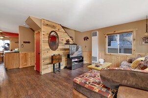 Cabin, Multiple Beds, Patio, Mountain View (2267) | Living area | Fireplace