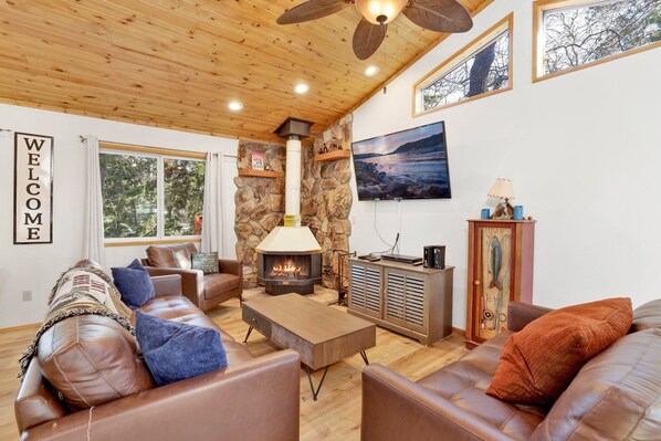 Cabin, Multiple Beds, Hot Tub, Mountain View (2413) | Living area