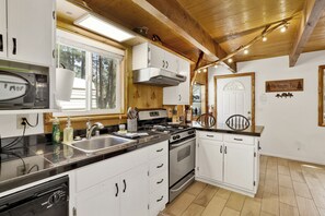 Stuga - flera sängar - uteplats - utsikt mot bergen (2239) | Eget kök | Kaffe- och tebryggare