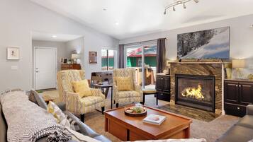 Cabana, várias camas, banheira de imersão, vista para a montanha (2090) | Área de estar | Lareira