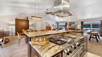 Cabana, várias camas, banheira de imersão, vista para a montanha (2090) | Cozinha privada | Cafeteira/chaleira