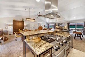 Cabane, plusieurs lits, bain à remous, vue montagne (2090) | Cuisine privée | Cafetière/bouilloire