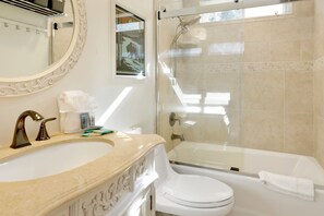 Un baño con lavamanos, inodoro y ducha.