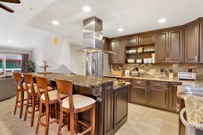 Cabane, plusieurs lits, bain à remous, vue montagne (2090) | Cuisine privée