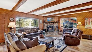 Cabana, diversos llits, pati, vistes a la muntanya (2380) | Sala d'estar