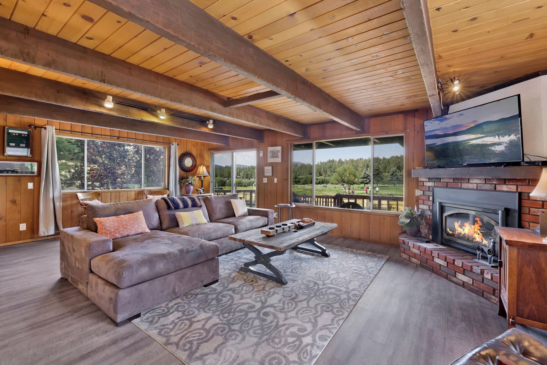 Cabin, Multiple Beds, Patio, Mountain View (1976) | Living area