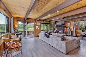 小屋, 多張床, 庭院, 山景 (1976) | 住宿景觀