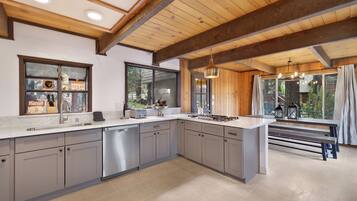 Cabin, Multiple Beds, Patio, Mountain View (1976) | Private kitchen | Coffee/tea maker