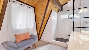 Hytte, flere senger, terrasse, fjellutsikt (1976) | Bad | Designertoalettartikler, håndklær og toalettpapir