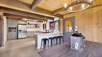 Hytte, flere senger, terrasse, fjellutsikt (1976) | Eget kjøkken | Kaffetrakter/tekoker