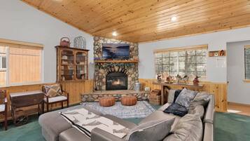 Cabin, Multiple Beds, Hot Tub, Mountain View (1953) | Living area