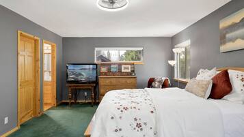Cabin, Multiple Beds, Hot Tub, Mountain View (1953) | 3 bedrooms, individually decorated, individually furnished, bed sheets