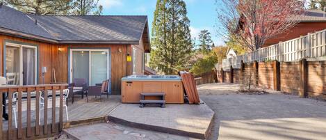 Ferienhütte, Mehrere Betten, Whirlpool, Bergblick (1953) | Terrasse/Patio