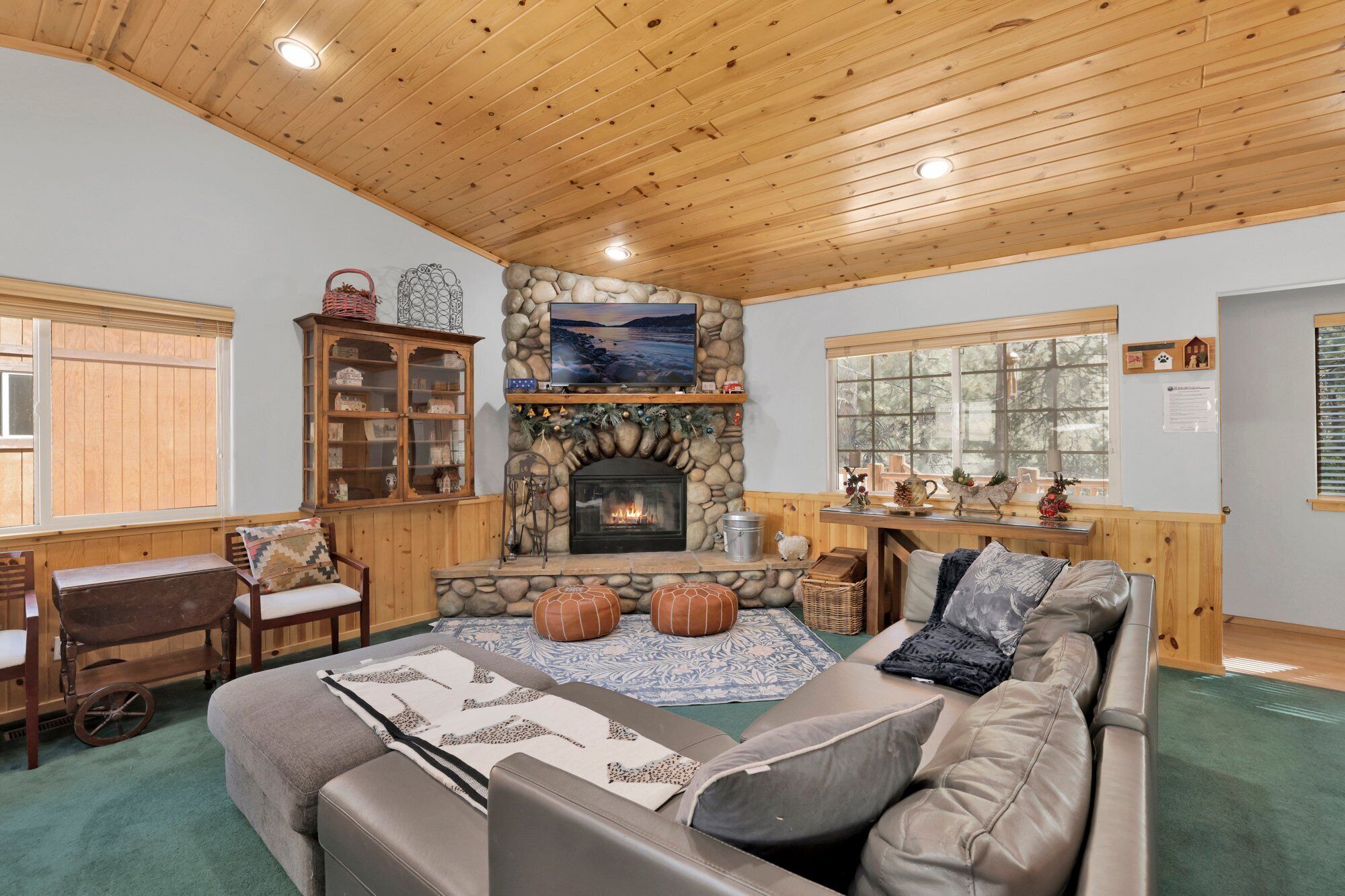 Cabin, Multiple Beds, Hot Tub, Mountain View (1953) | Living area