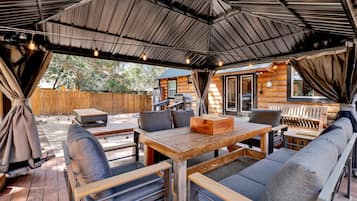 Cabaña, varias camas, bañera de hidromasaje, vistas a la montaña (2307) | Restaurante al aire libre