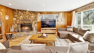 Cabin, nhiều giường, bồn tắm nước nóng, quang cảnh núi (1993) | Khu phòng khách | Lò sưởi