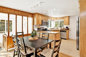 Cabin, Multiple Beds, Hot Tub, Mountain View (1993) | Dining - Conklin Paradise #1993 (Big Bear Lake)