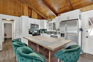 Cabana, várias camas, banheira de imersão, vista para a montanha (2136) | Opções para refeição no quarto