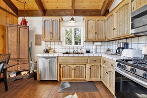 Stuga - flera sängar - uteplats - utsikt mot bergen (2419) | Eget kök | Kaffe- och tebryggare