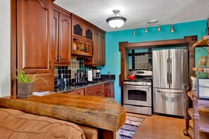 Cabaña, varias camas, patio, vistas a la montaña (2105) | Cocina privada | Cafetera o tetera