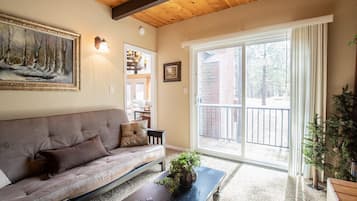 House, Multiple Beds, Hot Tub, Mountain View (1807) | Living area | Fireplace