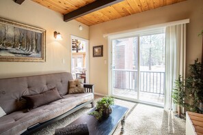 Casa, varias camas, bañera de hidromasaje, vistas a la montaña (1807) | Zona de estar | Una chimenea