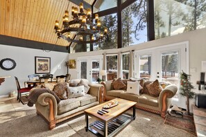 Casa, varias camas, bañera de hidromasaje, vistas a la montaña (1807) | Zona de estar | Una chimenea