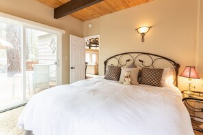 House, Multiple Beds, Hot Tub, Mountain View (1807) | 3 bedrooms, individually decorated, individually furnished, bed sheets