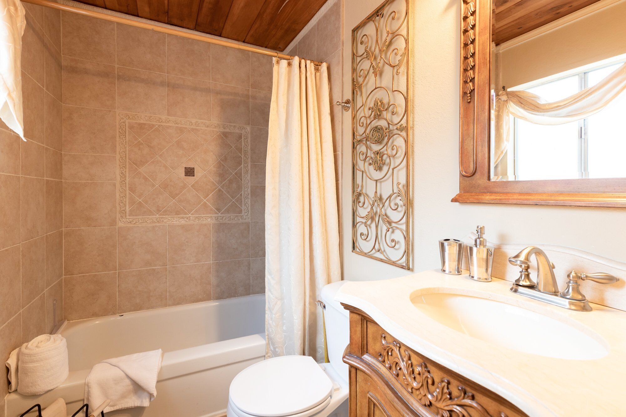 Une salle de bain avec une baignoire, des toilettes et un lavabo.