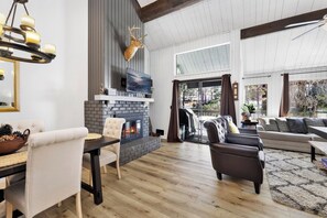 Condo, Plusieurs lits, patio, vue sur la montagne (2125) | Aire de séjour