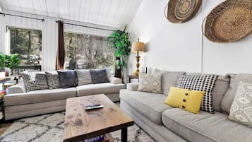 Condo, Multiple Beds, Patio, Mountain View (2125) | Living area