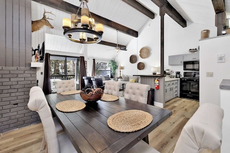 ์ฝ๋, ์นจ๋(์ฌ๋ฌ ๊ฐ), ํํฐ์ค, ์ฐ ์ ๋ง (2125) | 2 ๊ฐ์ ์นจ์ค, ๊ฐ๊ฐ ๋ค๋ฅธ ์คํ์ผ์ ์ธํ
๋ฆฌ์ด, ๊ฐ๊ฐ ๋ค๋ฅด๊ฒ ๊ฐ๊ตฌ ๋น์น