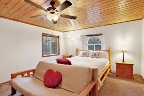 캐빈, 침대(여러 개), 온수 욕조, 산 전망 (2184) | 2 개의 침실, 각각 다른 스타일의 인테리어, 각각 다르게 가구 비치, 침대 시트