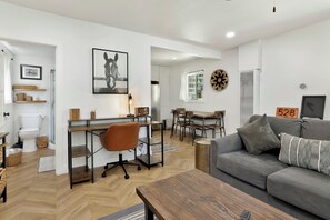 Cabane, plusieurs lits, patio, vue montagne (2279) | Coin séjour