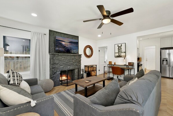 Cabane, plusieurs lits, patio, vue montagne (2279) | Coin séjour