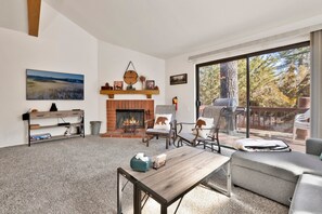 公寓客房, 多張床, 可使用泳池, 山景 (2425) | 客廳