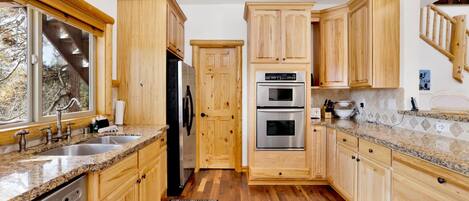 キャビン ベッド (複数台) パティオ マウンテンビュー (2261) | 専用キッチン | コーヒー / ティーメーカー