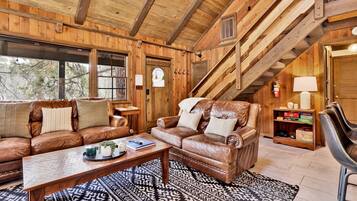 Cabana, várias camas, banheira de imersão, vista para a montanha (2462) | Área de estar | Lareira