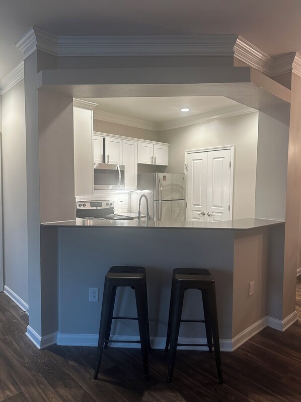 冷蔵庫、電子レンジ、オーブン、コンロ