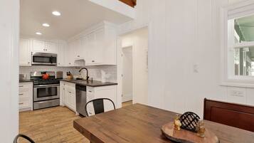 小屋, 多张床, 露台, 山景 (2458) | 用餐