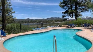 Kolam renang outdoor