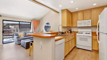 Condo, Berbilang Katil, Pool Access, Mountain View (2236) | Dapur peribadi | Pembancuh kopi/teh