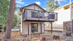 Une maison à deux étages avec un balcon, un garage et une allée.